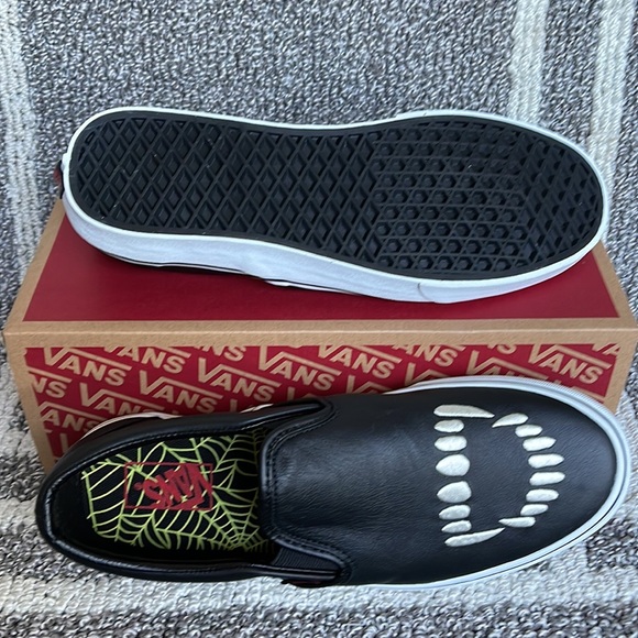 Vans Classic Slip-On Fangs Black/True White MENS - Picture 5 of 16